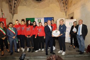La consegna del premio al presidente del Volley Club le Signe Dania Fabiani alla presenza dei sindaci di Signa Giampiero Fossi e di Lastra a Signa Angela Bagni, al consigliere Gianni Taccetti e alla squadra di serie C del Volley Club le Signe.
