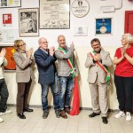 Assessore Bogani e sindaco Fossi scoprono la targa commemorativa.